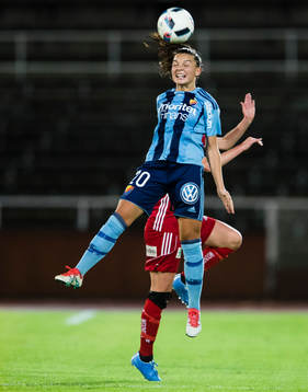 Djurgårdens Johanna Rytting Kaneryd i en nickduell med