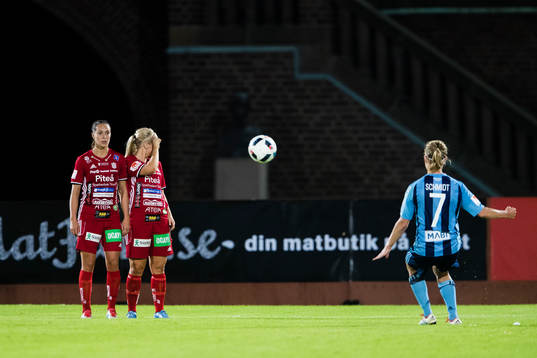 Piteås Felicia Karlsson och Irma Helin i muren