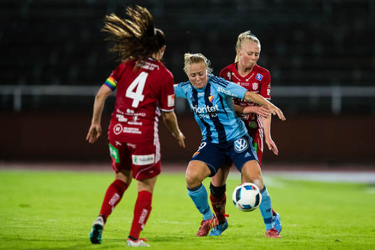 Djurgårdens Mia Jalkerud i kamp om bollen med Piteås Elin