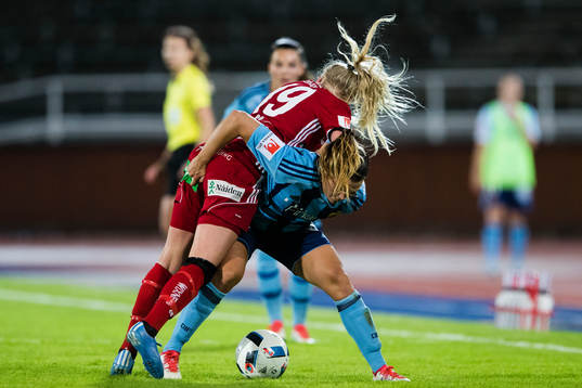 Piteås Elin Bragnum  i en närkamp med Djurgårdens Emilia