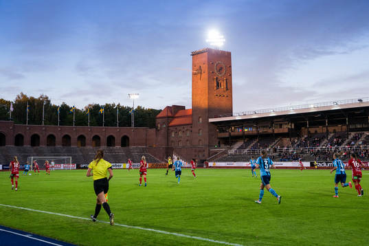 Linjedomaren följer spelet på Stockhoms Stadion