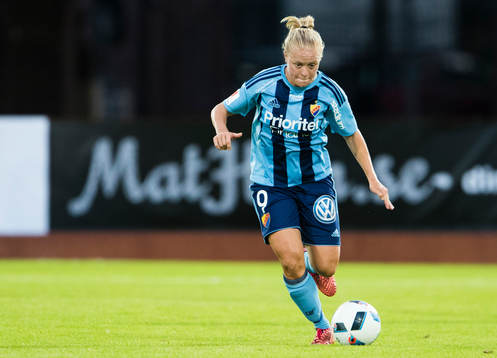 Djurgårdens Mia Jalkerud med bollen