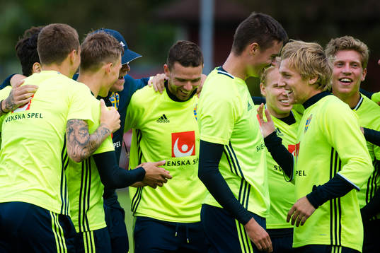 förbundskapten Janne Andersson jublar