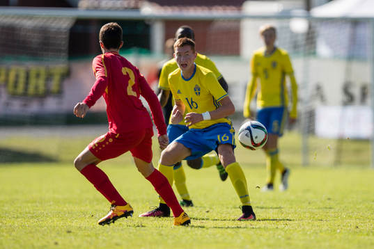 Sveriges Dejan Kulusevski mot Makedoniens Filip Aleksovski
