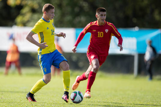 Sveriges Dejan Kulusevski mot Makedoniens Enis Fazlagikj