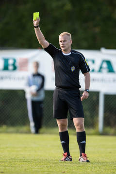 domare Henrik Molin  visar gult kort