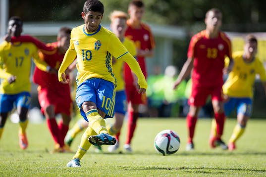 Sveriges Eduart Iljazi  gör 2-1 målet på straff