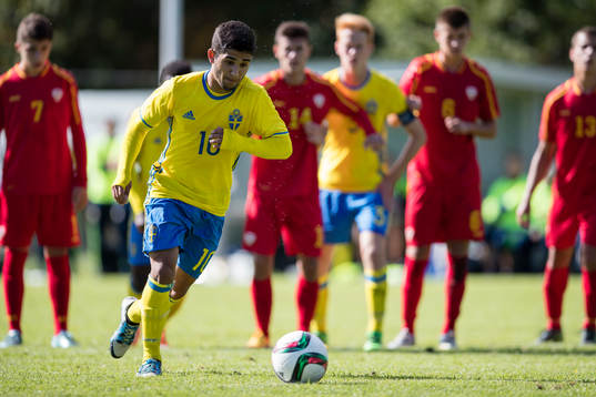 Sveriges Eduart Iljazi  gör 2-1 målet på straff