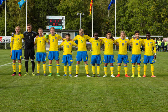 Den svenska startelvan från vänster Edvin Crona, Målvakt