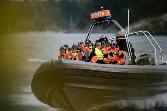 Spelarna och ledare åker ribbåt