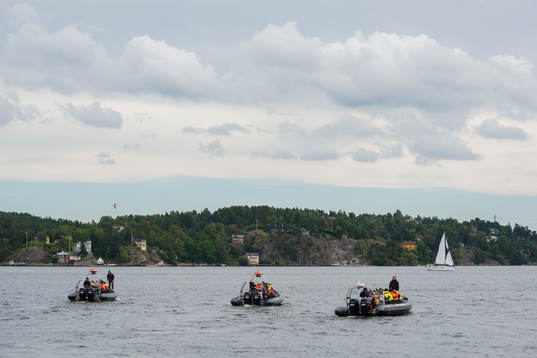 Ledare och spelare åker ribbåt