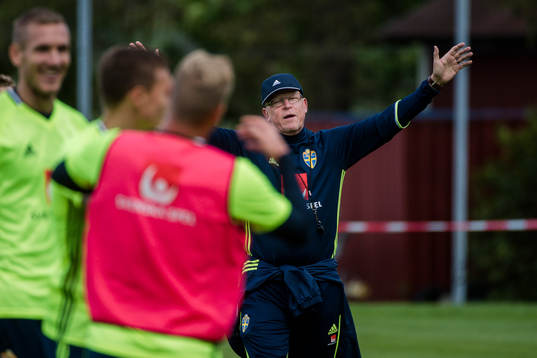 förbundskapten Janne Andersson jublar med spelare