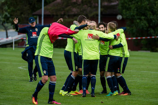 Förbundskapten Janne Andersson jublar med spelare