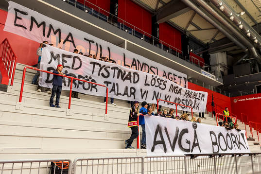 Banderoller med kravet Avgå Boork