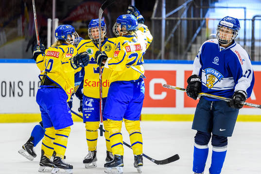 Sveriges Erica Udén Johansson (m) jublar tillsammas med