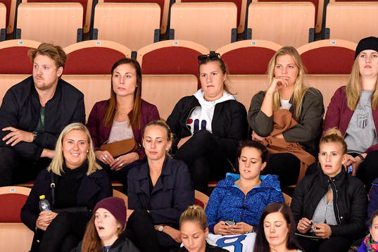 Petade Emma Eliasson (vit tröja) sitter på läktaren