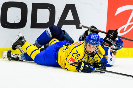 Sveriges Julia Östlund ligger på isen