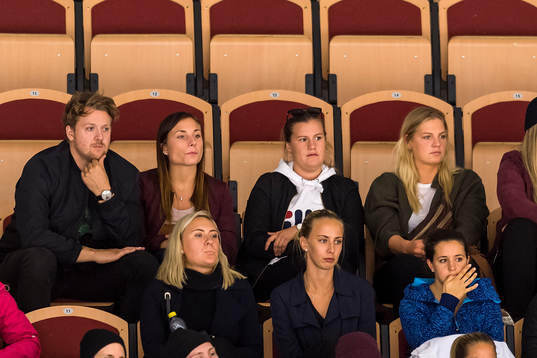 Luleås petade stjärna Emma Eliasson (vit tröja) sitter