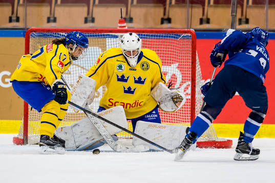 Sveriges målvakt Sara Grahn räddar ett skott