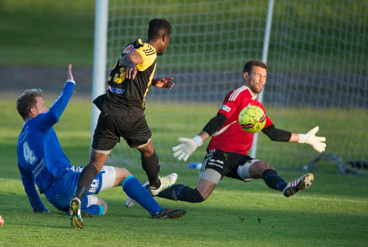 IFK Hässleholms Kojo Annor gör 1-0 i matchen i division 2