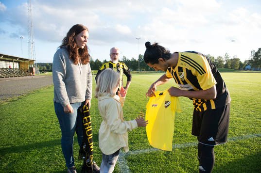 IFK Hässleholms Ameer Naseer lämnar över tröja och