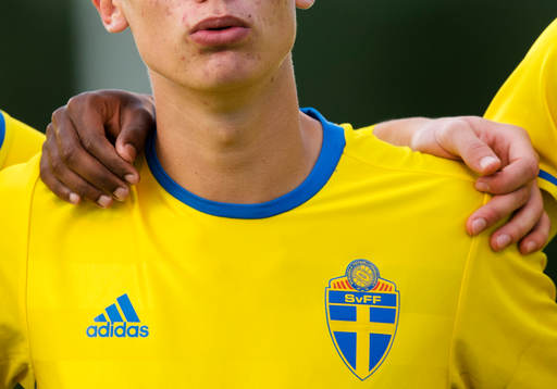 Händer på axlar vid lineup