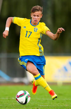 Sveriges Oscar Petersson eunder P17-landskampen i fotboll