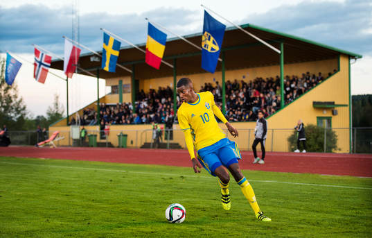 Sveriges Alexander Isak med läktare på Älvvallen