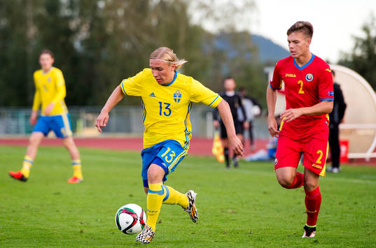 Sveriges Edvin Dahlqvist rycker ifrån Rumäniens Denis