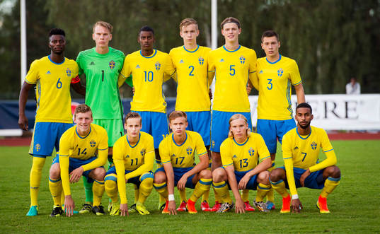 Lagbild innan avspark Sveriges. Bakre raden, Joseph Colley,