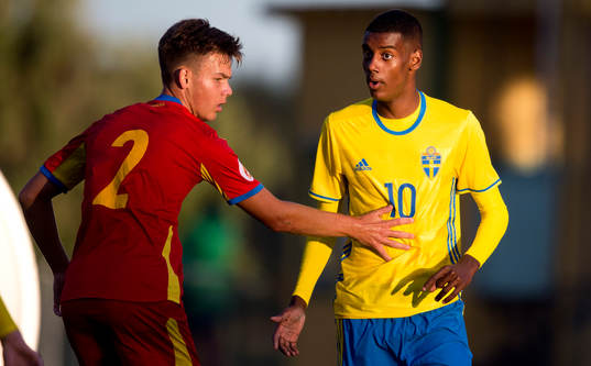 Rumäniens Denis Harut och Sveriges Alexander Isak