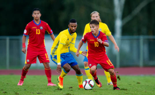 Sveriges Alexander Isak och Rumäniens Alexandru Matan