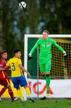 Sveriges målvakt Pontus Dahlberg går ut och rensar undan