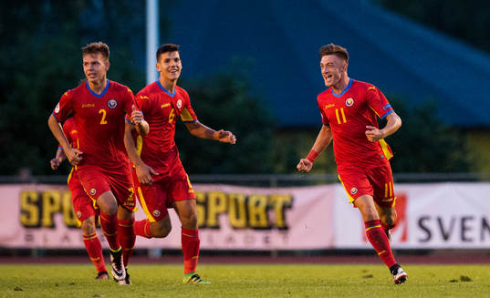 Rumäniens Denis Harut, Andrei Chindris och målskytten
