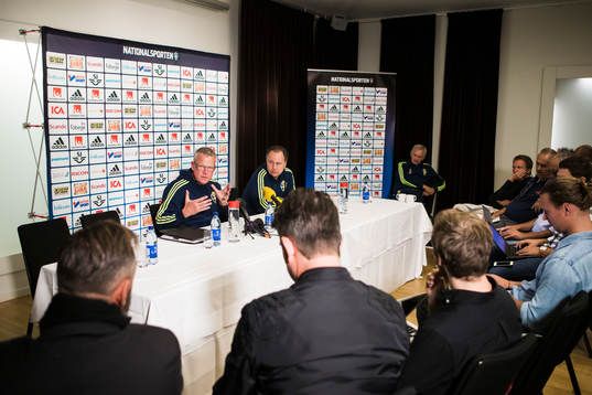 Sveriges förbundskapten Jan Andersson med journalister