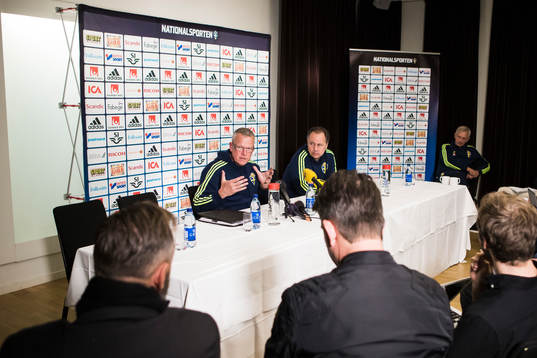 Sveriges förbundskapten Jan Andersson med journalister