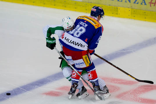 Rögles Simon Ryfors tacklas omkull av Klotens Lukas Frick