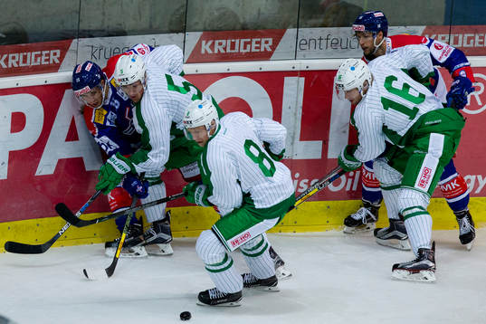 Rögles Jesper Williamsson får loss pucken vid sargen