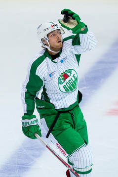Rögles Christopher Liljewall tar ned en puck med handsken