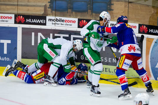 Rögles Alen Bibic och Almen Bibic i kamp mot två Kloten