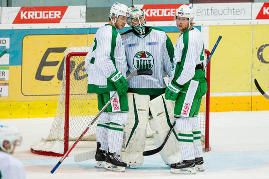 Rögles målvakt Lars Volden klappas om av Anton Cederholm