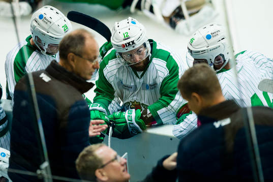 Rögles Jack Connolly lyssnar till tränare Anders
