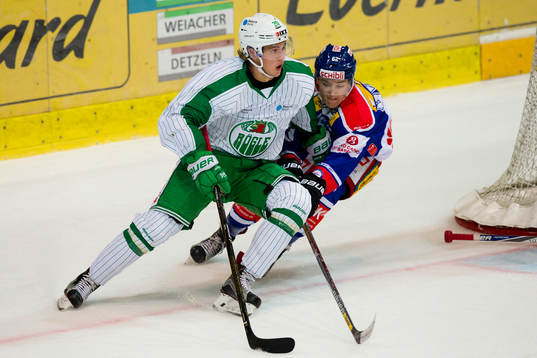 Rögles Mathias From håller undan för Klotens Serge Weber