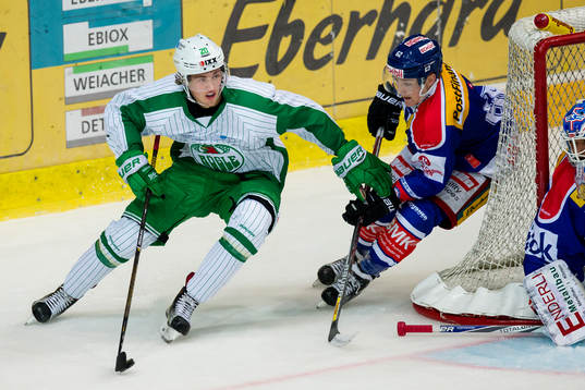Rögles Mathias From håller undan för Klotens Serge Weber