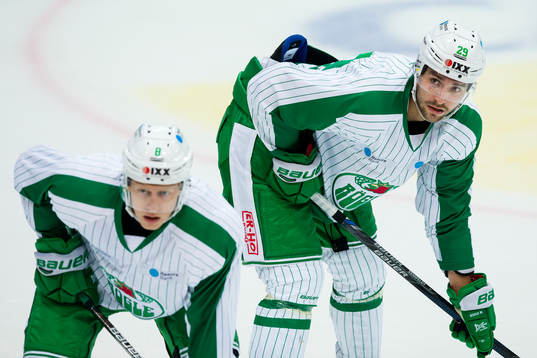 Rögles Ludvig Rensfeldt bakom Rögles Jesper Williamsson