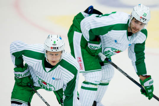 Rögles Jesper Williamsson framför Ludvig Rensfeldt