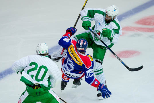 Rögles Almen Bibic tacklar Klotens Patrick Obrist