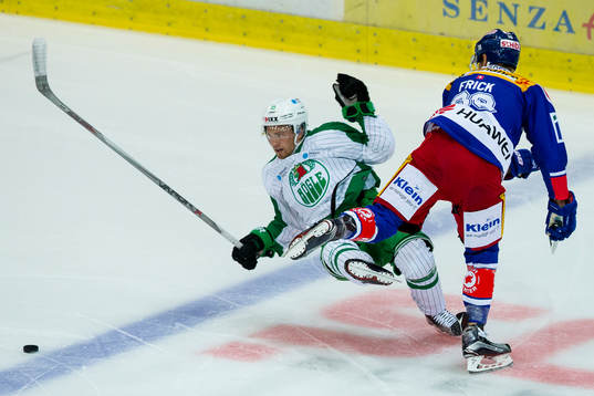Rögles Simon Ryfors tacklas omkull av Klotens Lukas Frick