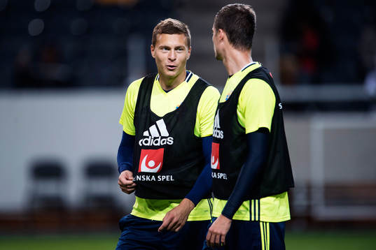 Victor Nilsson Lindelöf pratar med Mikael Lustig