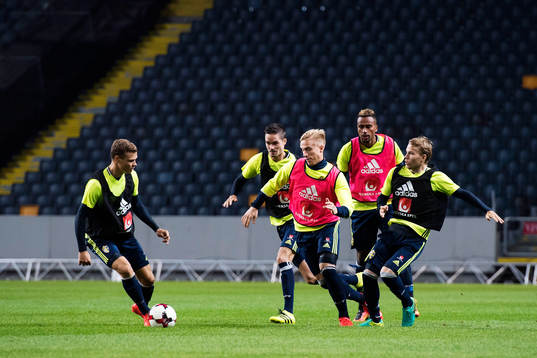 Oscar Wendt (med boll), Ludwig Augustinsson, Mikael Lustig,